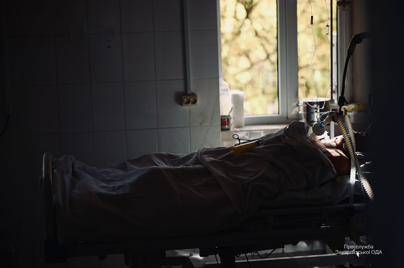 Хворий на коронавірус у лікарні під киснем