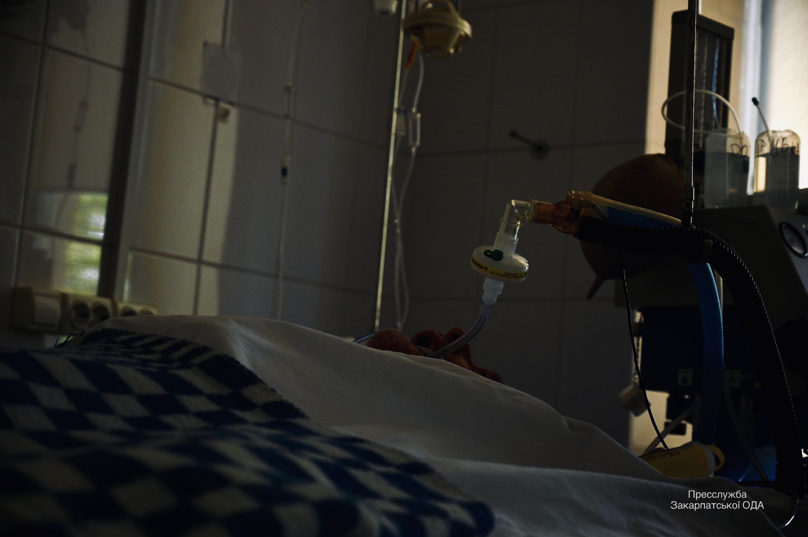 Хворий на коронавірус у лікарні під киснем