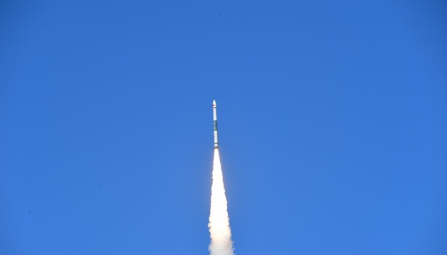 Китай запустил спутник для проверки космического мусора