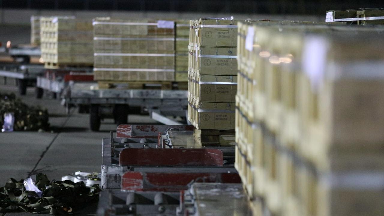 Україна отримала другий військовий вантаж від США - відео