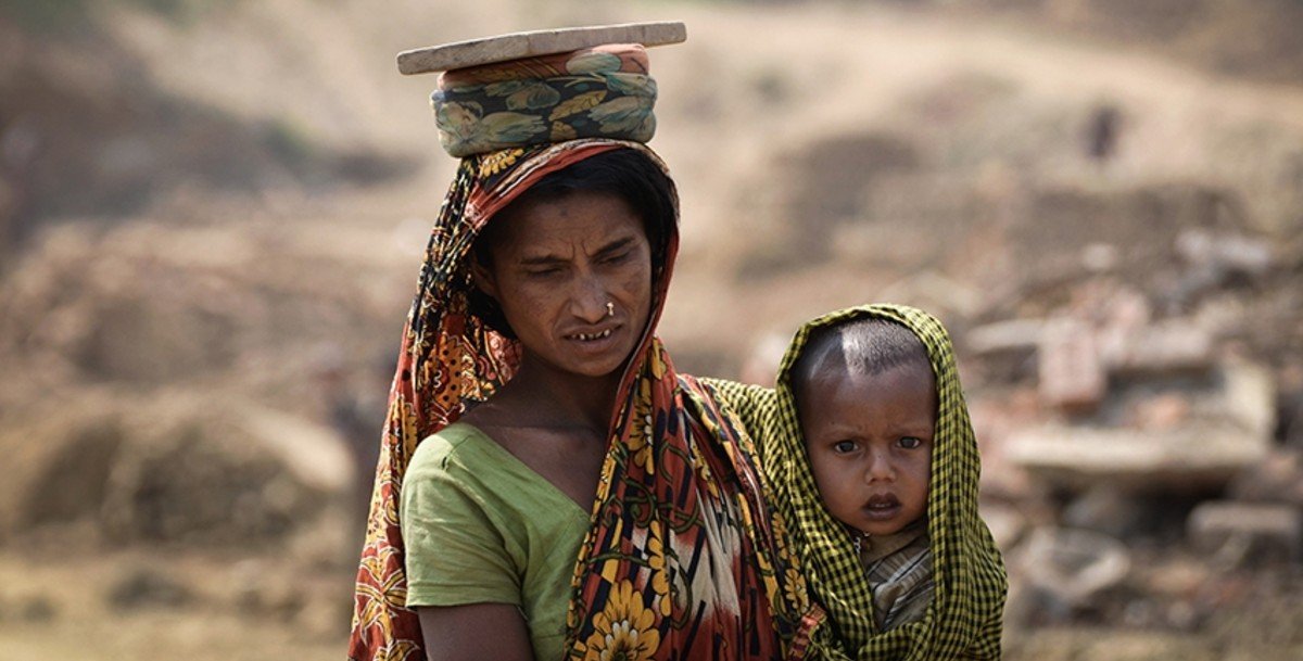 В Индии парня, который хотел изнасиловать девушку, заставили стирать и гладить одежду всех женщин поселка