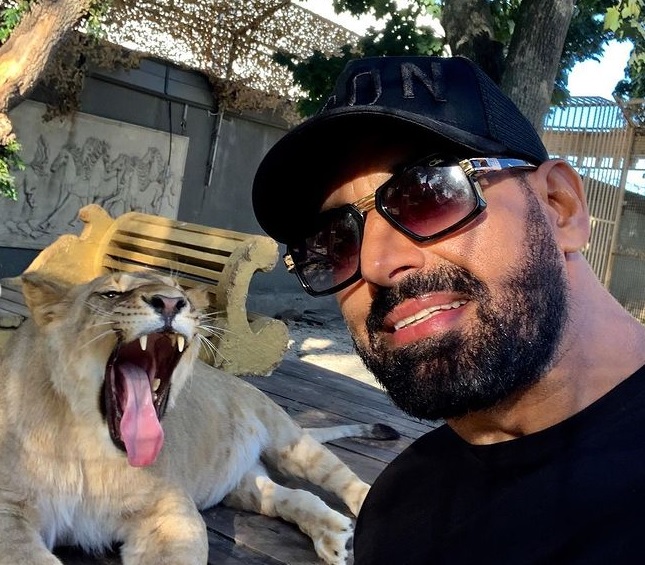 Харьковский депутат прогуливал льва в машине - видео