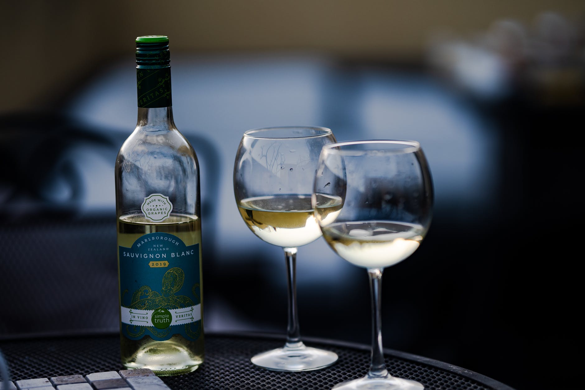 Выпили вина из помойки: на Буковине умерли сразу трое мужчин, проживавших в одном доме