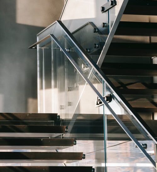 В Киеве 60-летний дипломат упал с лестницы и умер