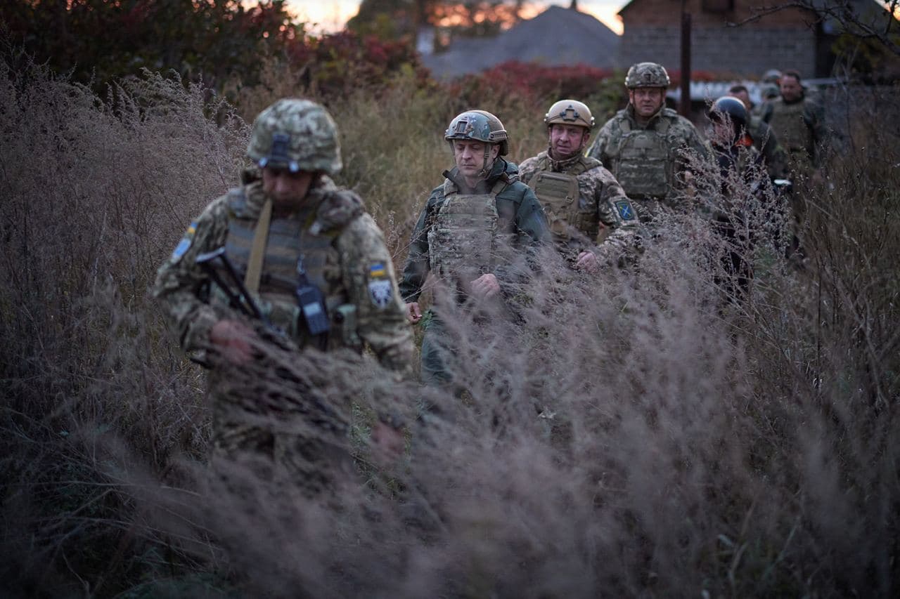 Зеленский на передовой посетил украинских бойцов - фото
