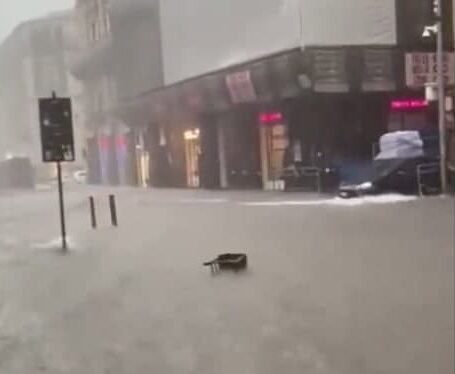 В Сицилии сильные дожди смыли автомобили и оставили без света десятки городов - видео