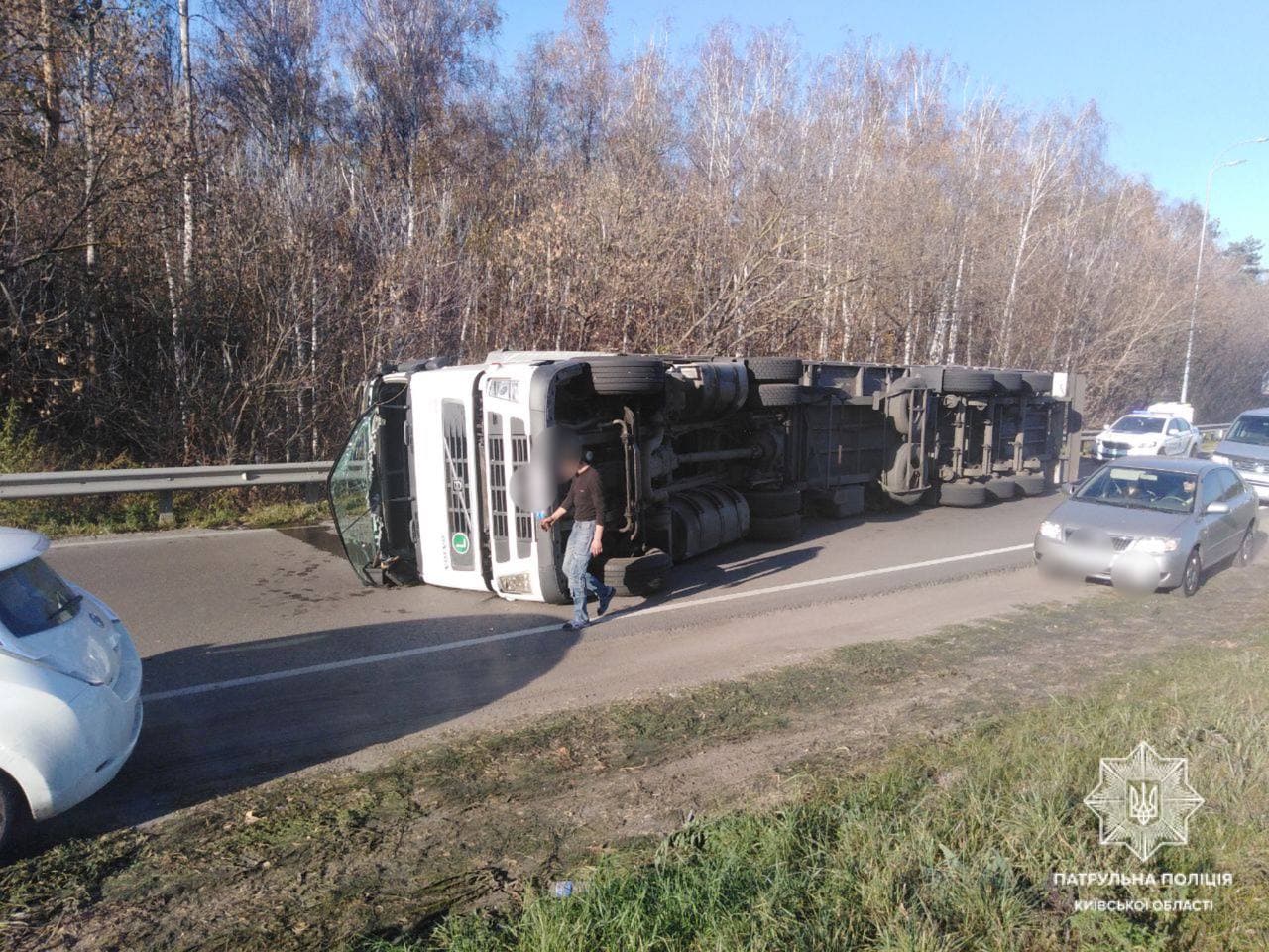 Грузовик перевернулся и перекрыл движение на трассе Киев-Харьков - фото