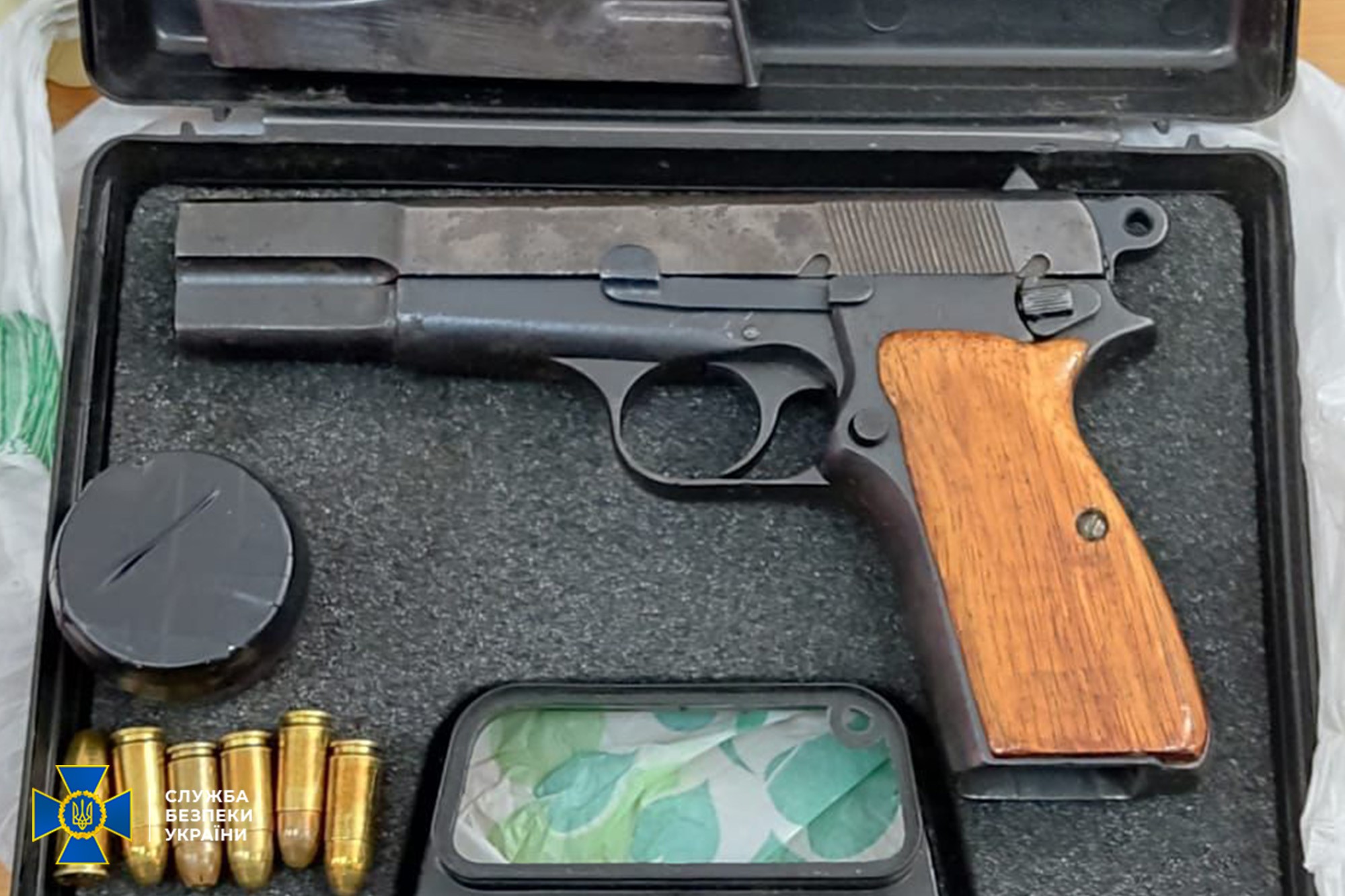 Екскерівник підрозділу ДСНС незаконно торгував зброєю та хімічними речовинами - фото