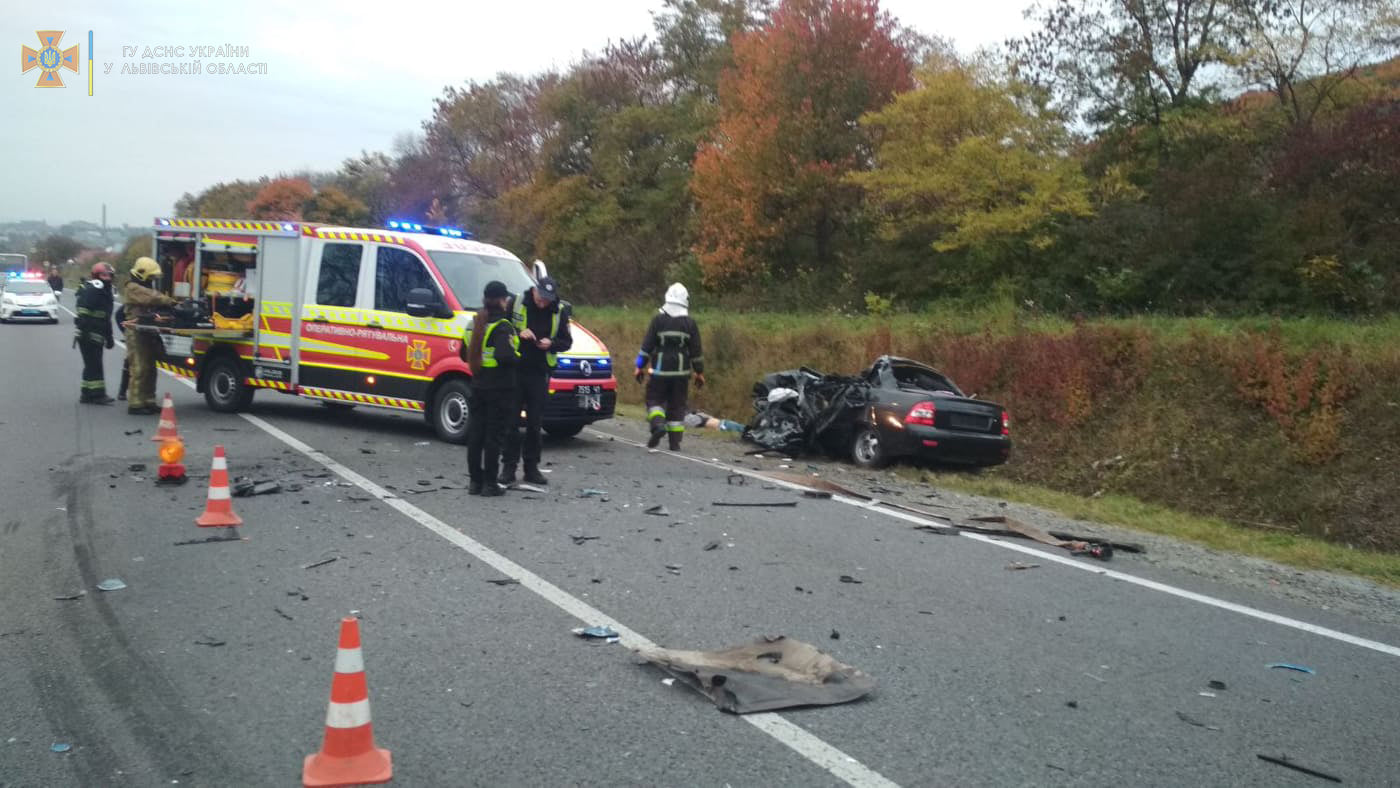 На Львовщине легковушка столкнулась с грузовиком: есть погибшие - фото