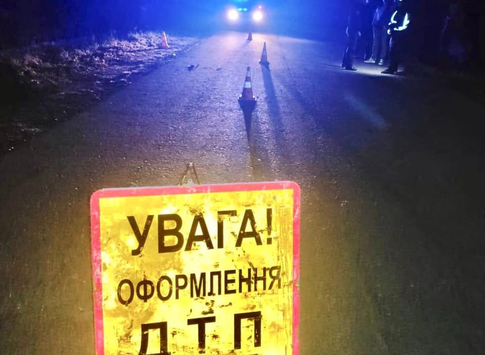 Летів на червоне: водій позашляховика збив двох підлітків на "зебрі" - відео