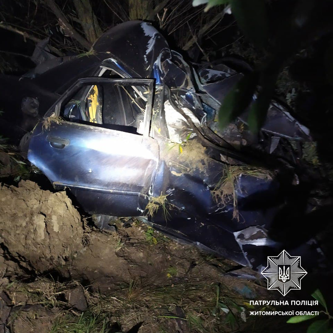 ДТП на Житомирщині: загинули водій та пасажир легковика - фото