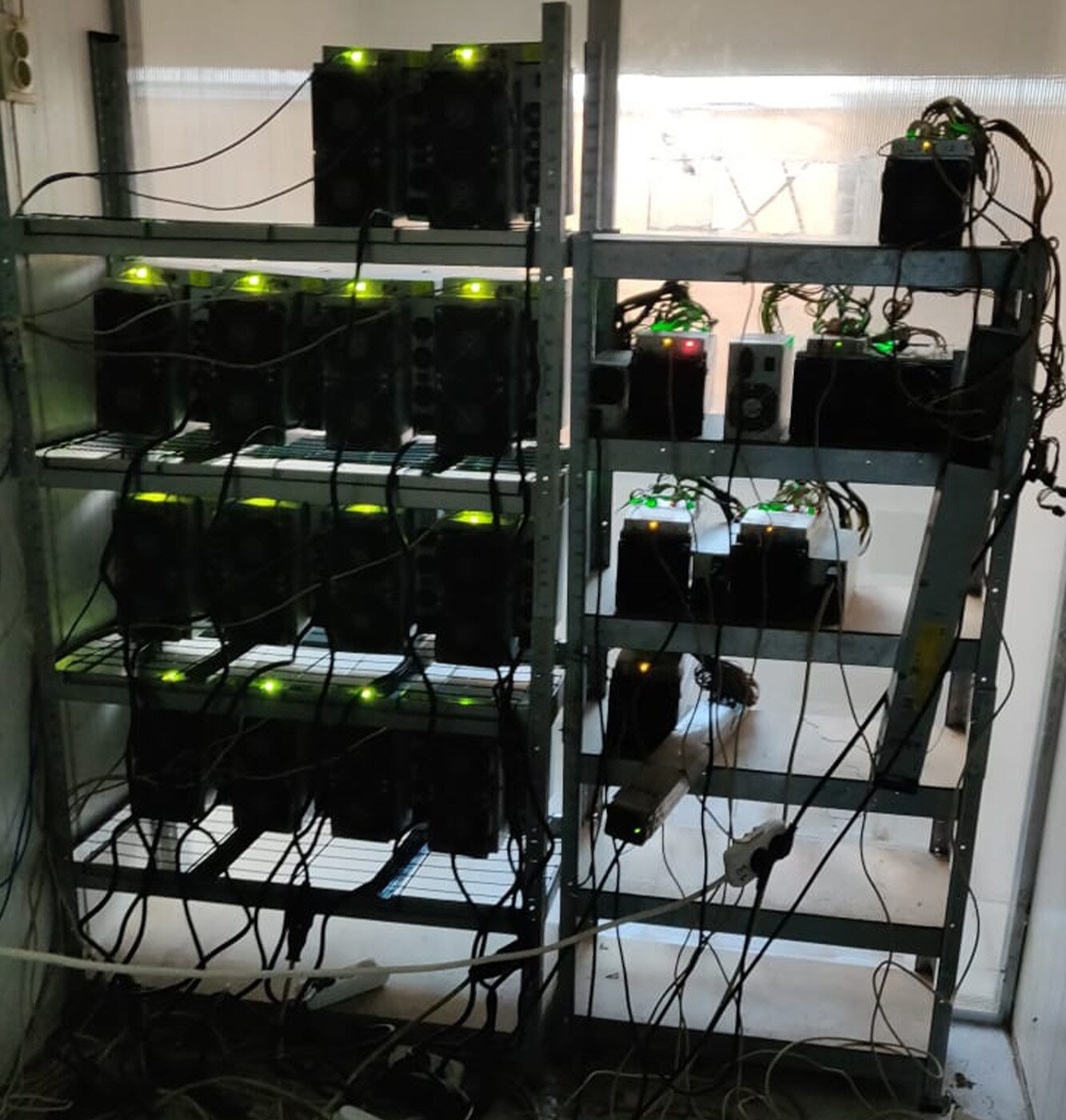 Добували криптовалюту з мереж обленерго: майнінгову ферму знайшли в Черкаській області
