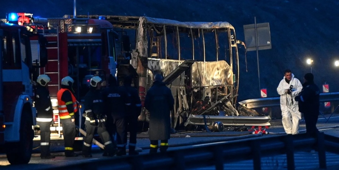 У Болгарії на трасі загорівся автобус: загинуло щонайменше 45 людей (фото, відео)