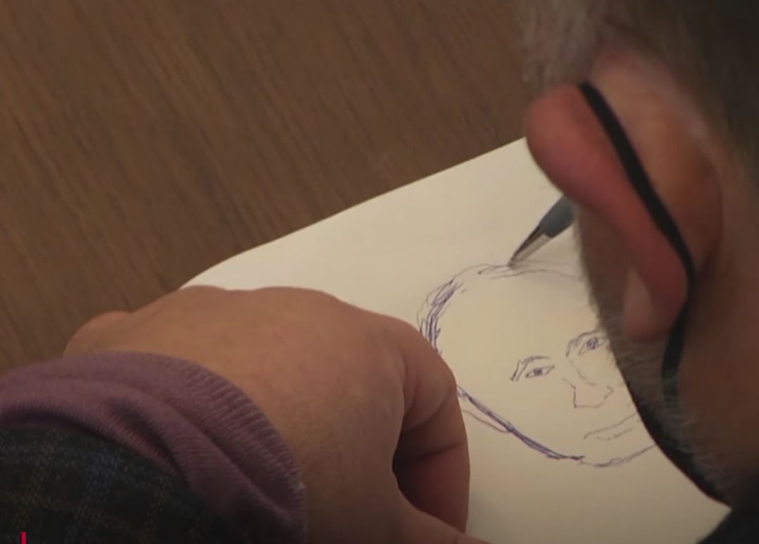 Львівський депутат-художник під час засідання малював портрет Путіна - відео