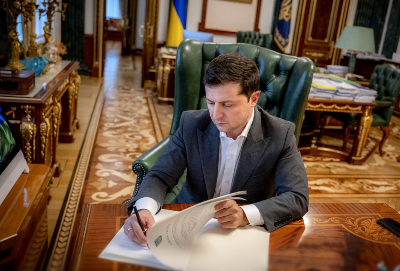 Зеленский подписал закон об олигархах