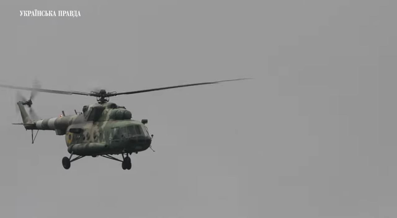 Вертолет ГСЧС направляется в резиденцию президента в Карпатах