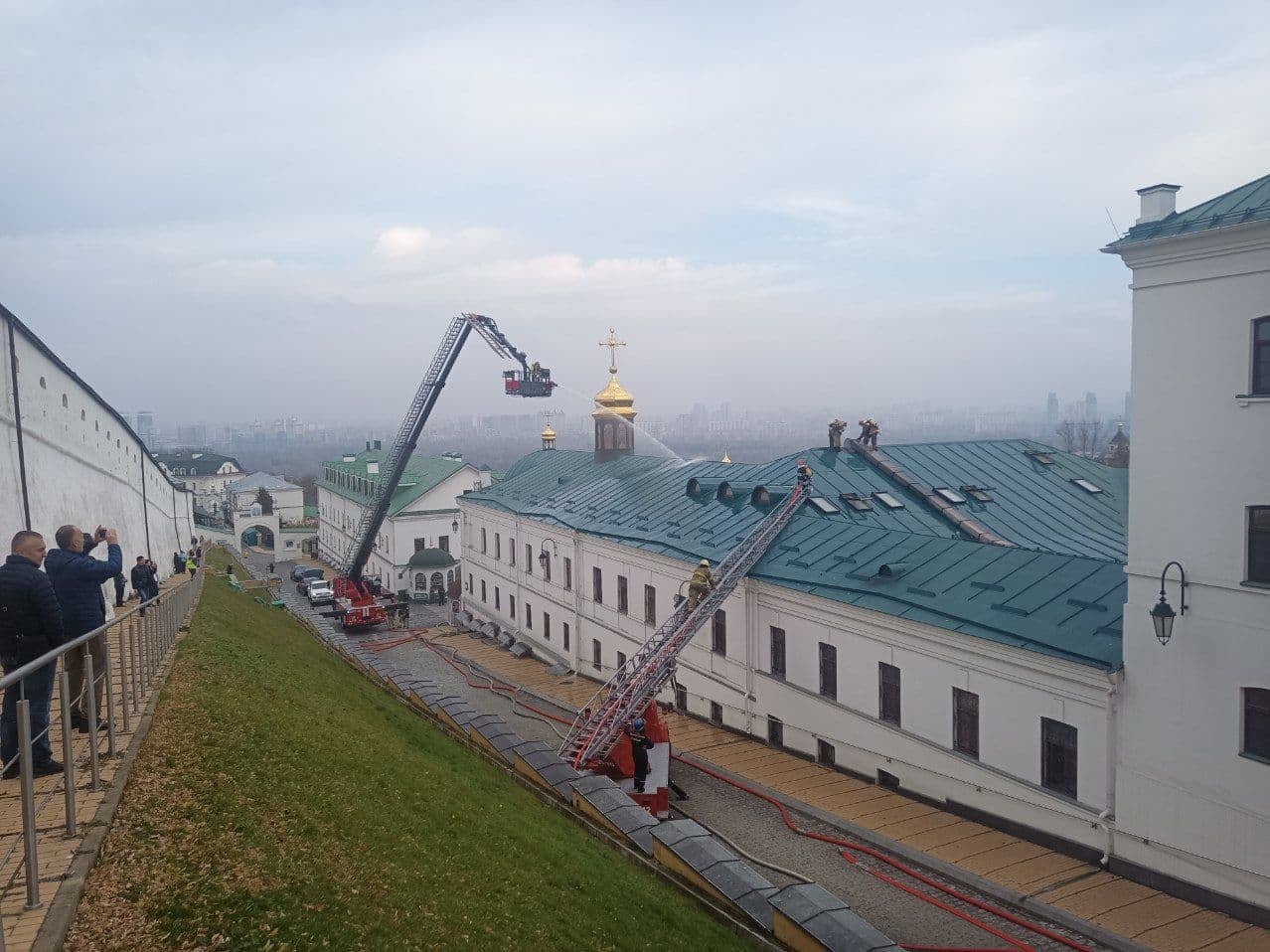 Будівля Києво-Печерської Лаври горіла в столиці - відео