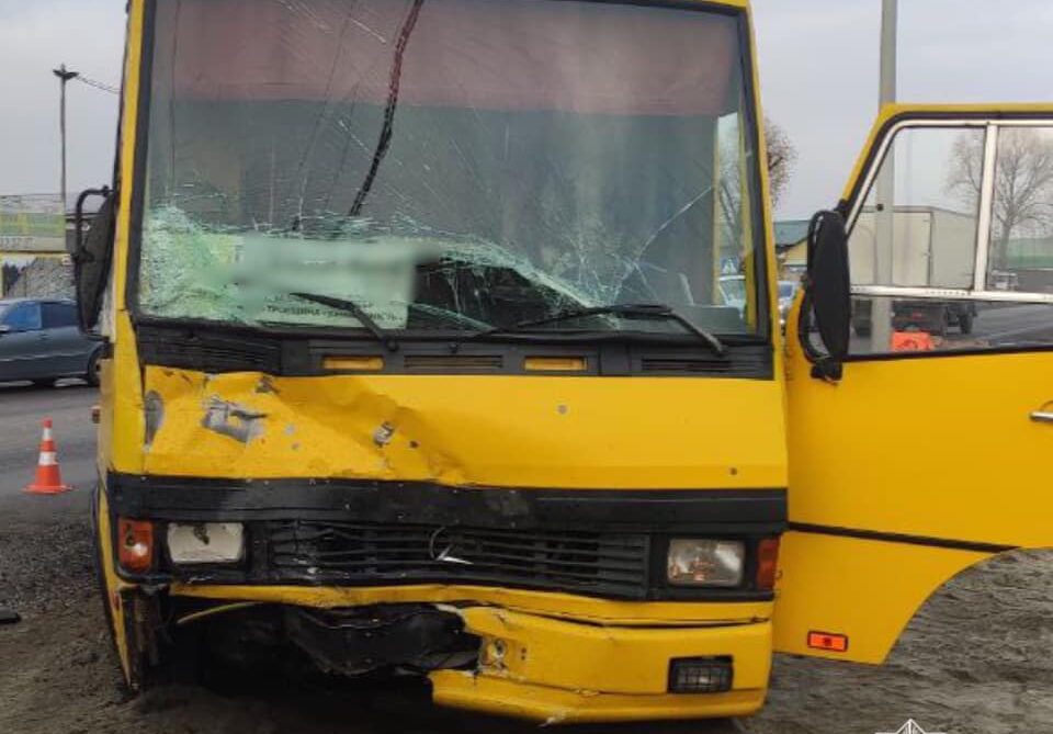 Під Києвом маршрутка зіткнулася з мікроавтобусом: постраждало чотири людини