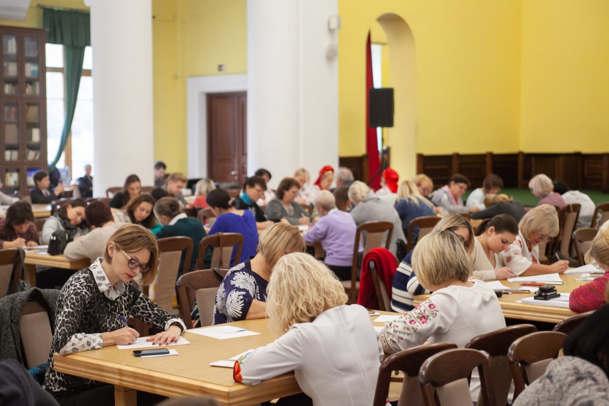 Проверьте себя: обнародовали текст диктанта национального единства "Дороги Украины"