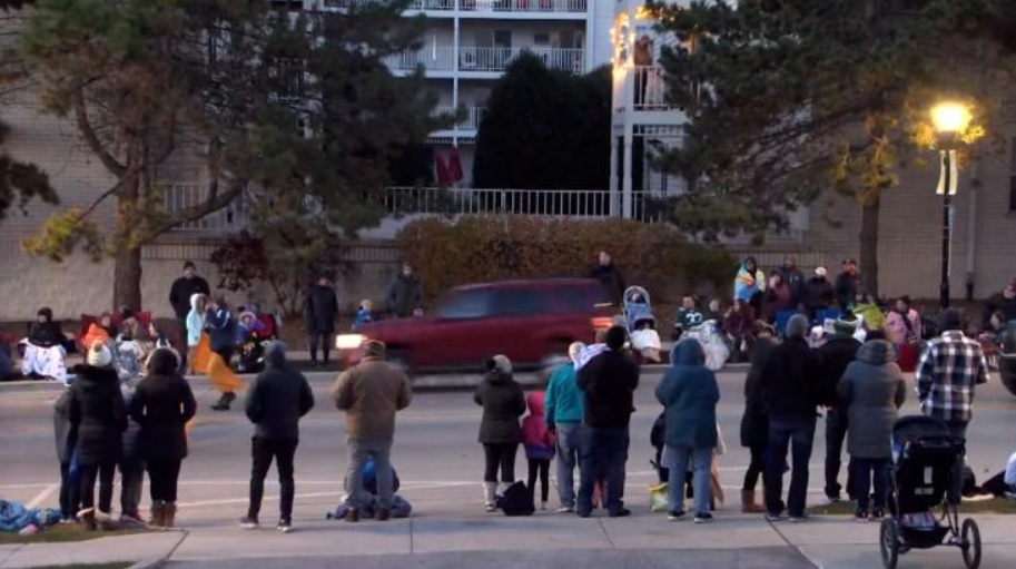 В США автомобиль протаранил толпу на рождественском параде: 5 смертей, 40 пострадавших