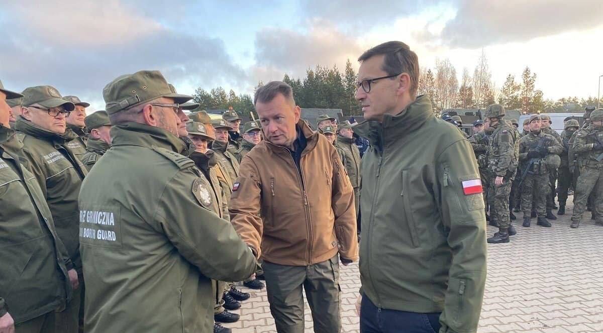 Слышны выстрелы: мигранты разбили лагерь на белорусско-польской границе - видео