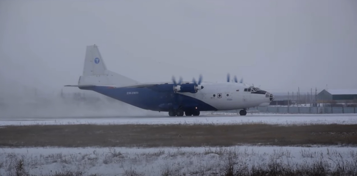 Двое украинцев погибли в авиакатастрофе самолета АН-12 в России - фото