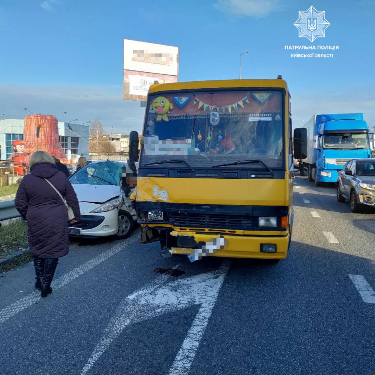 Маршрутка з пасажирами потрапила в ДТП на трасі Київ-Чоп: є постраждалі