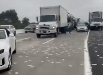 Случайно открылась дверь: В США из инкассаторского автомобиля вылетели деньги - видео