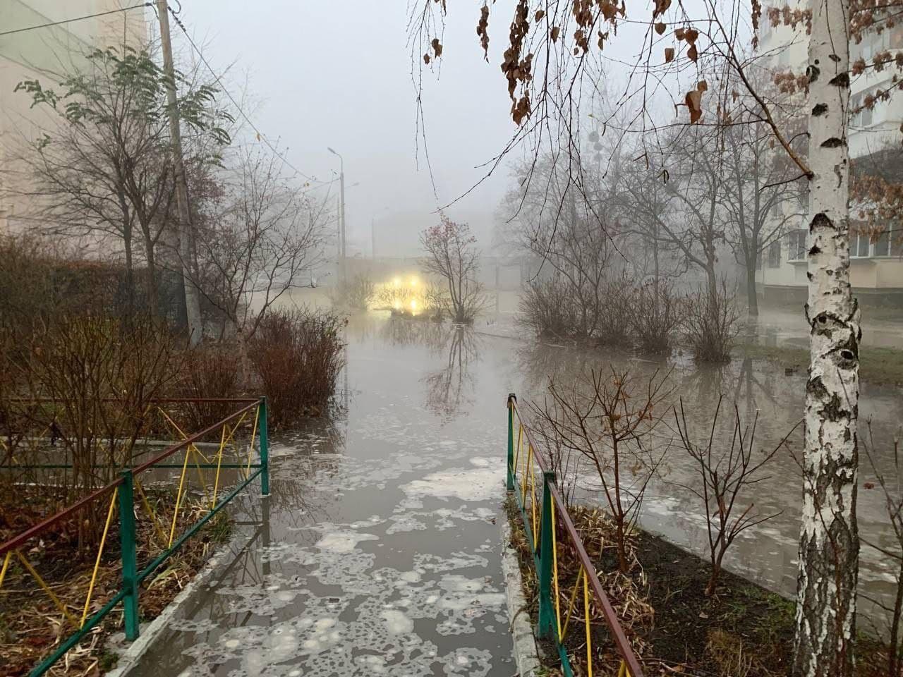 Коммунальная река разлилась на нескольких улицах Киева - видео