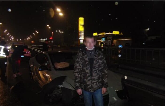 Хотел покататься на Tesla: Сотрудник автомойки угнал авто и попал в ДТП