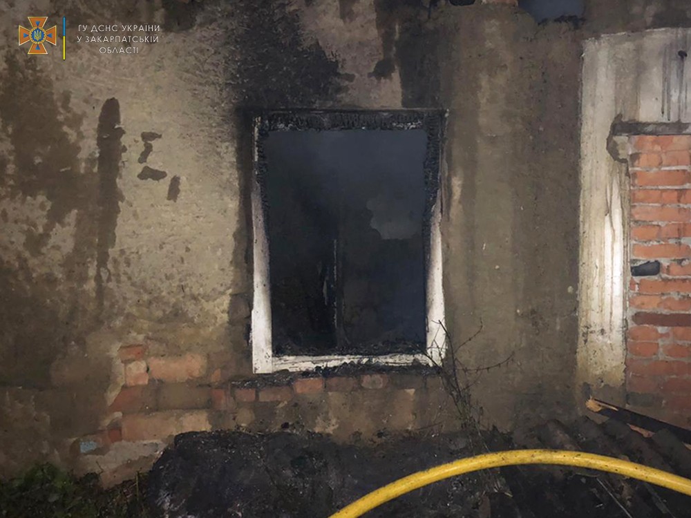 Горів увесь будинок: на Закарпатті в пожежі загинув 45-річний чоловік - фото