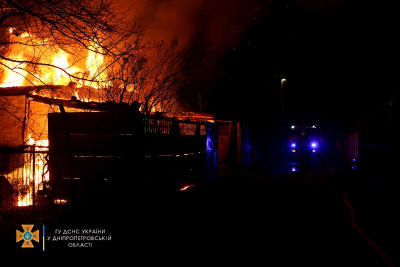Мужчина получил ожог лица во время пожара в Днепре - видео