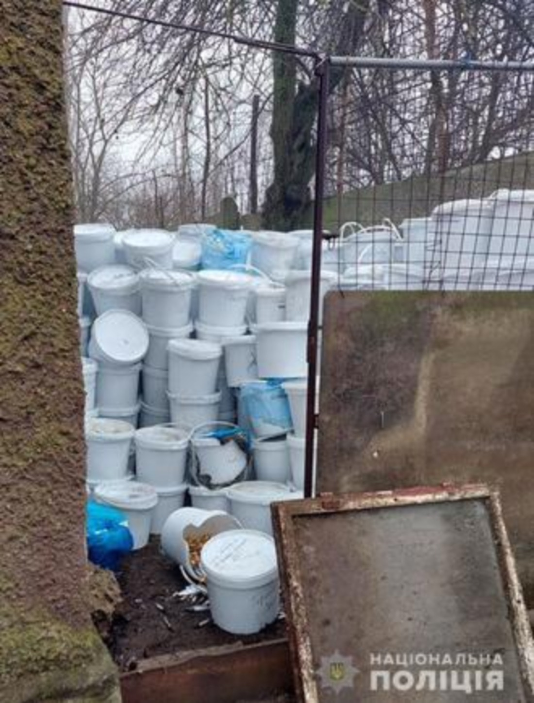 Небезпечні медичні відходи зберігали просто неба на Київщині - фото