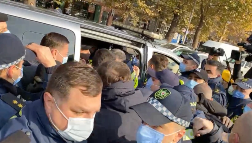 Вимагали перевести Саакашвілі до цивільної клініки: у Тбілісі затримали 46 активістів