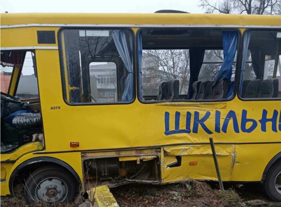 Вантажівка зіткнулася зі шкільним автобусом на Львівщині: є постраждалі (фото)