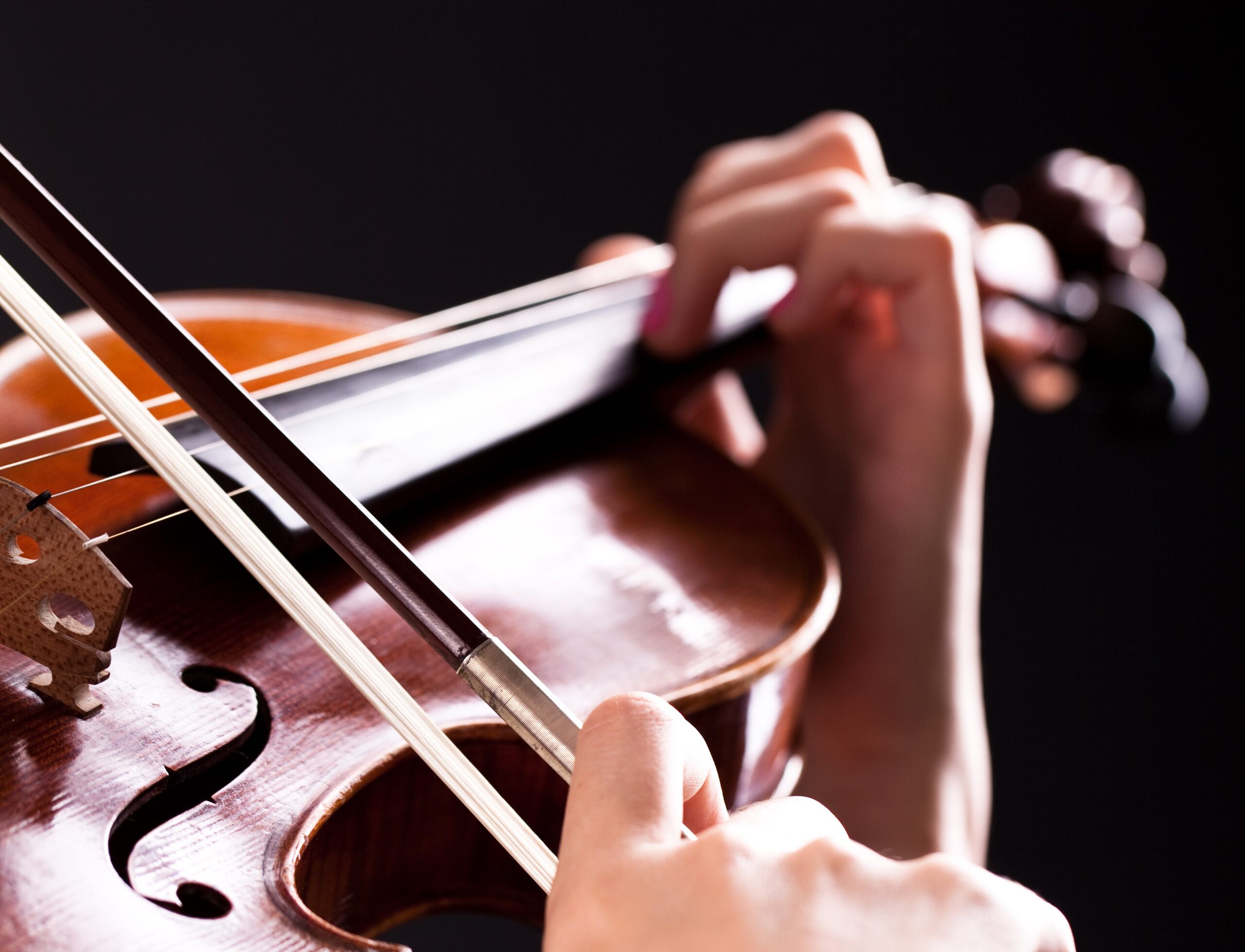 Без нагляду батьків: 10-річний хлопчик грав на скрипці вночі на вулиці в Одесі - відео