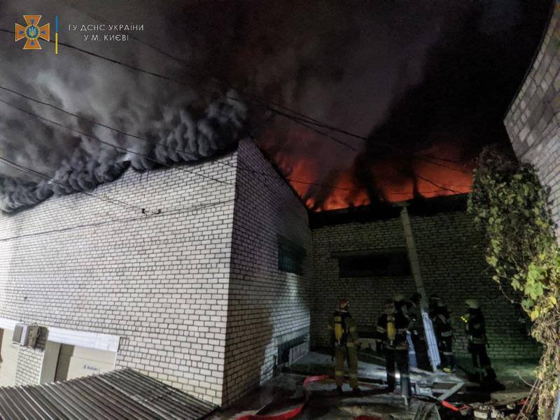 Мужчина получил ожоги лица во время пожара в Киеве