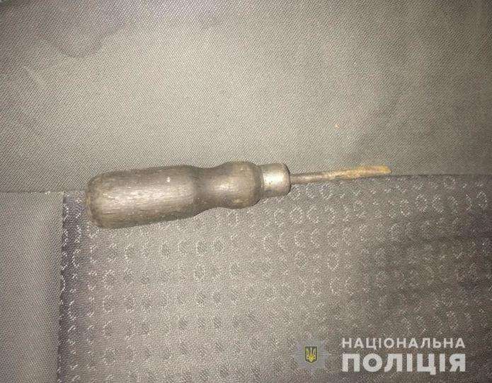 У Чернівцях таксист встромив викрутку в живіт пасажиру