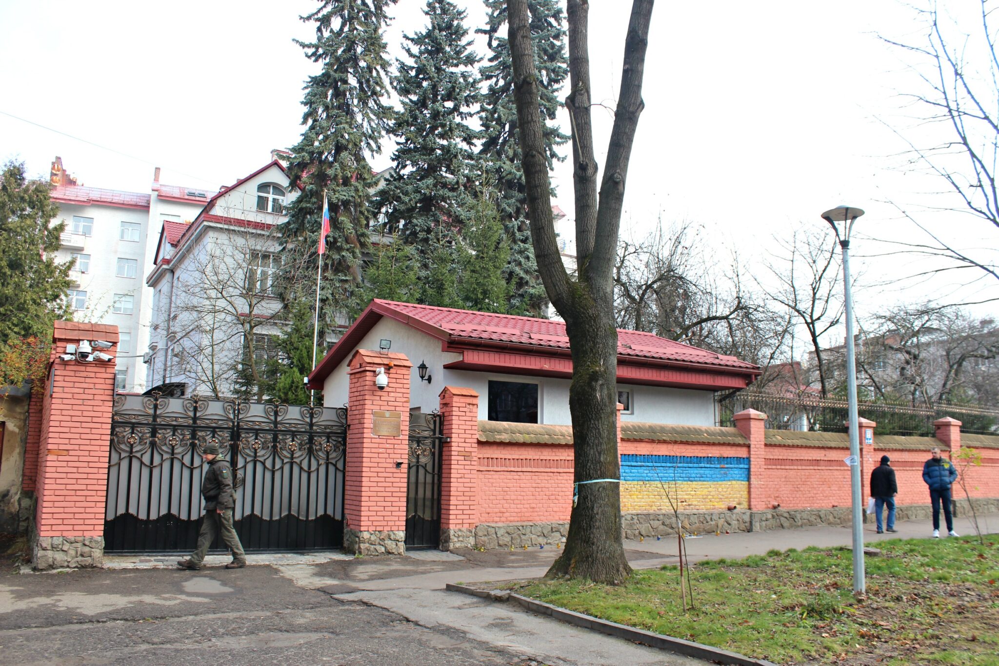 У Львові кинули "коктейль Молотова" у генкосульство Росії