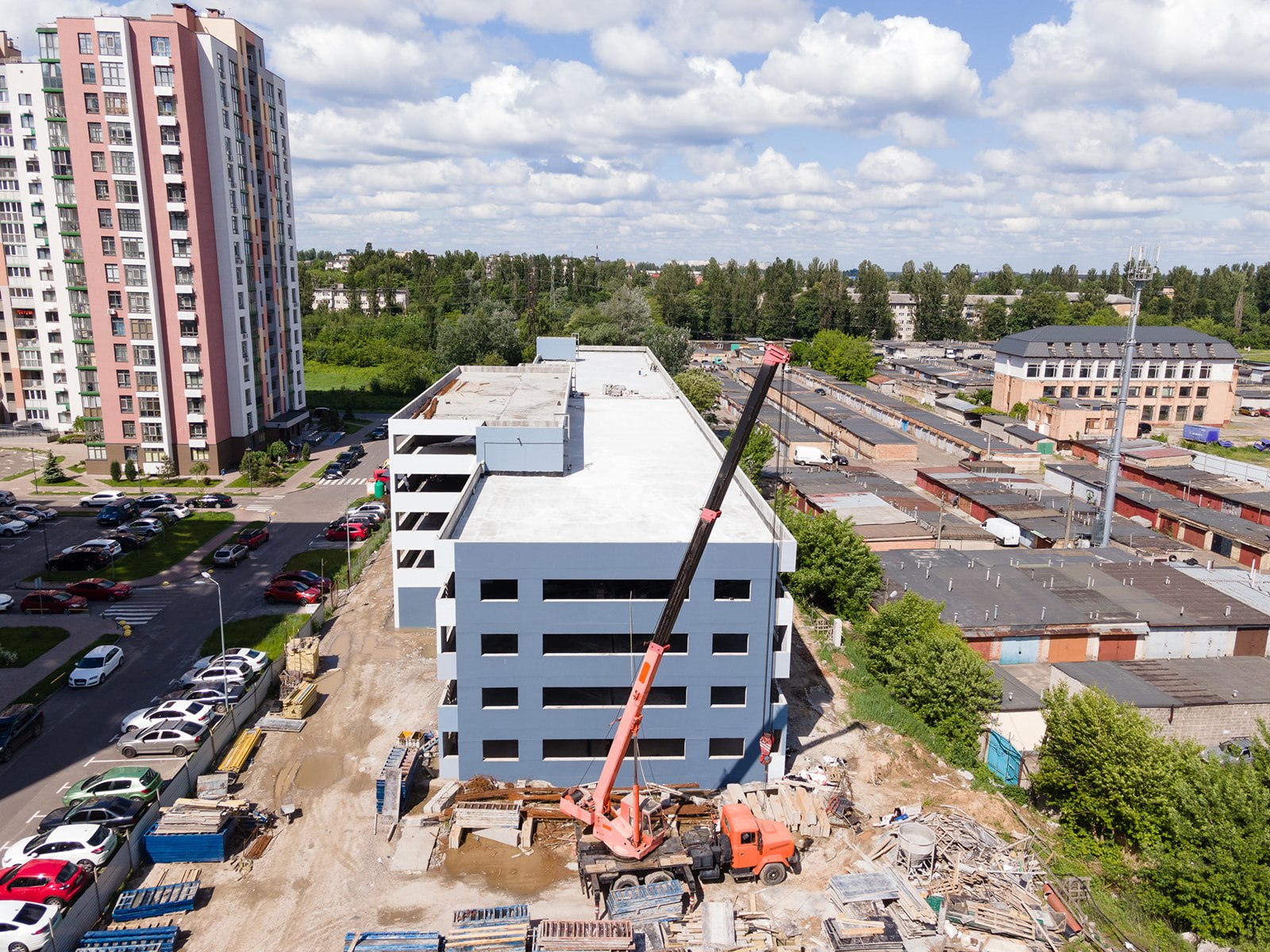 Забудовник ЖК у Києві замість паркінгу побудував автомийку - відео