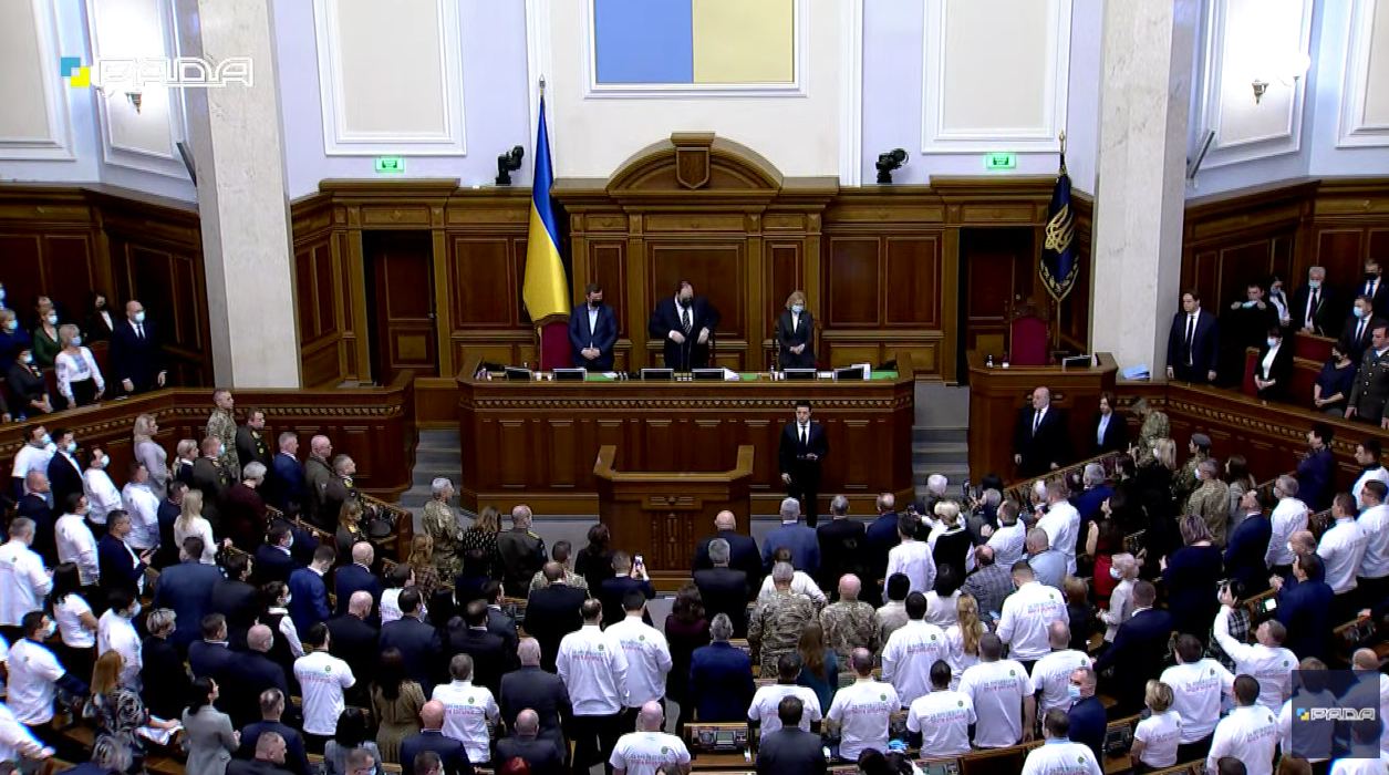 "Слуги народа" нарвались на критику из-за футболок, в которых пришли в Раду - фото