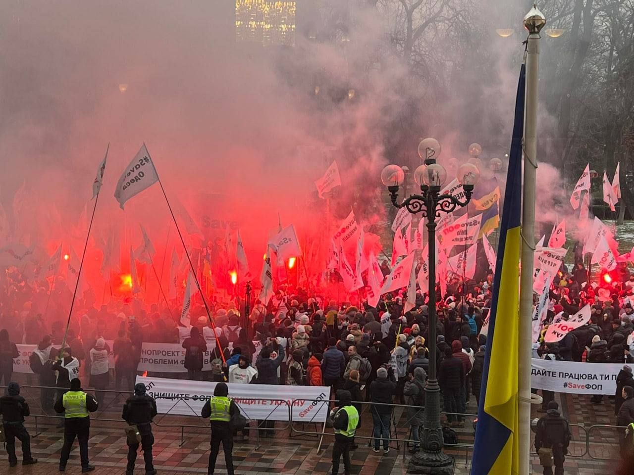 Українці зібрались на акцію протесту під Верховною Радою - фото, відео
