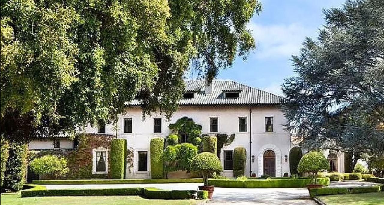 Официально стал бездомным: Илон Маск продал последнее свое имение - фото