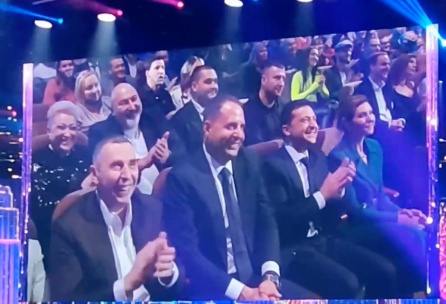 Зеленський з дружиною та Єрмаком прийшли на новорічний "Вечірній квартал"- фото, відео