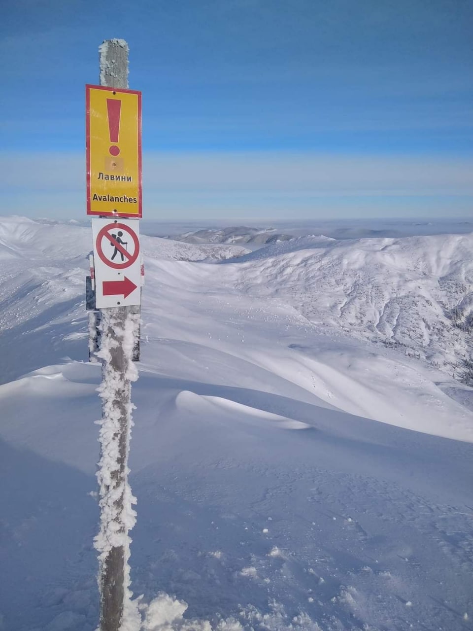Предупредительные таблички на лавиноопасных участках на горе Пип Иван. Фото: t.me/dsns_telegram/3517
