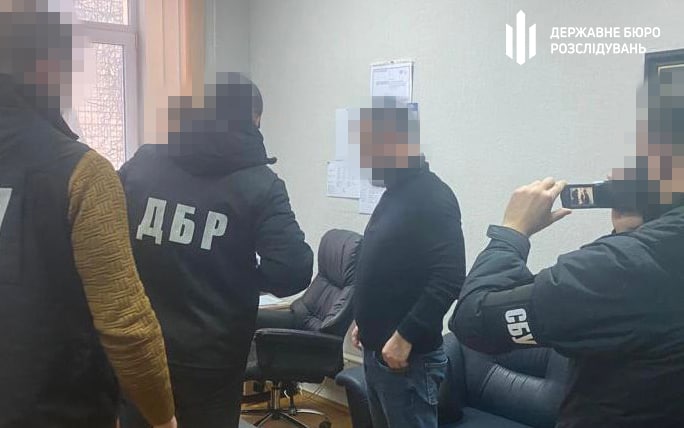 Требовал ежемесячные взятки: руководителю Ивано-Франковской таможни сообщили о подозрении