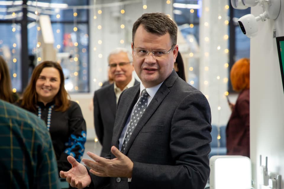 З Кабміну звільнили чиновника, який оскандалився через супутницю