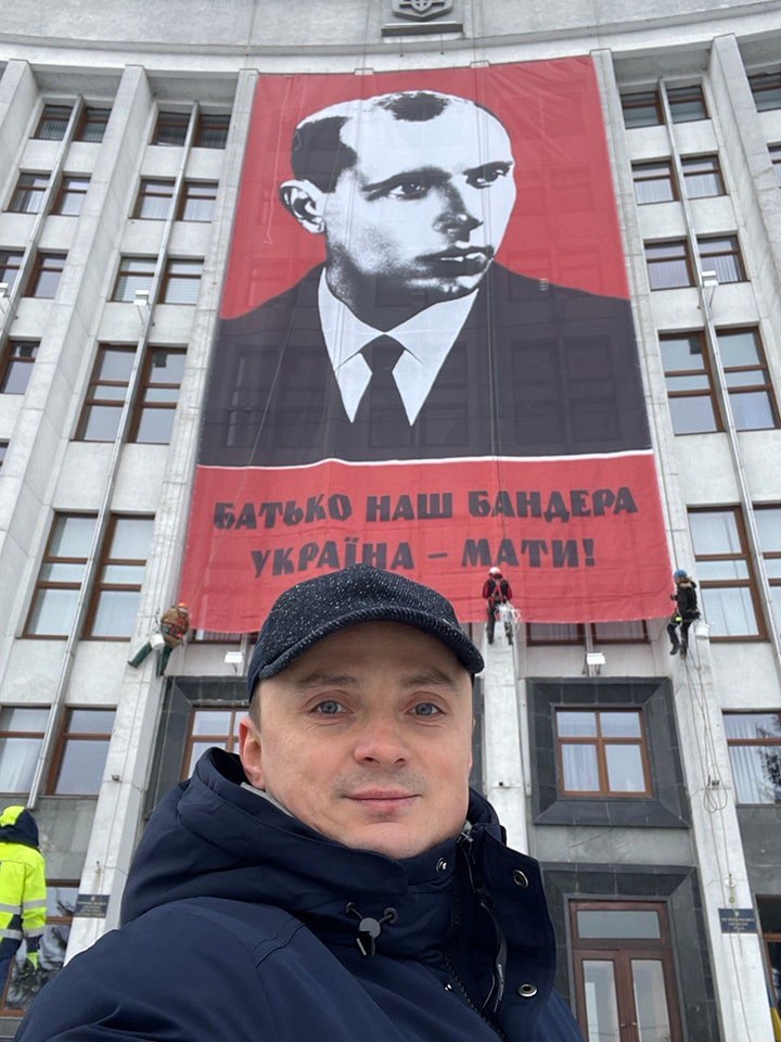 Банер з портретом Степана Бандери на фасаді Тернопільської облради
