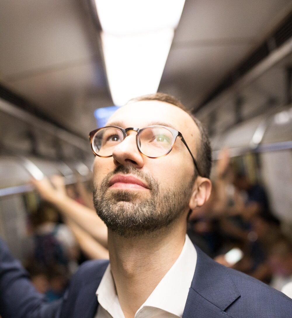 Заместитель председателя ОП Лещенко выплясывал с табличкой "Поцелуй меня, Донбасс"