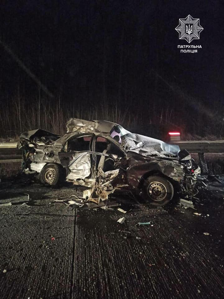 Легковик зіткнувся з вантажівкою на Житомирщині: серед загиблих - діти (фото)